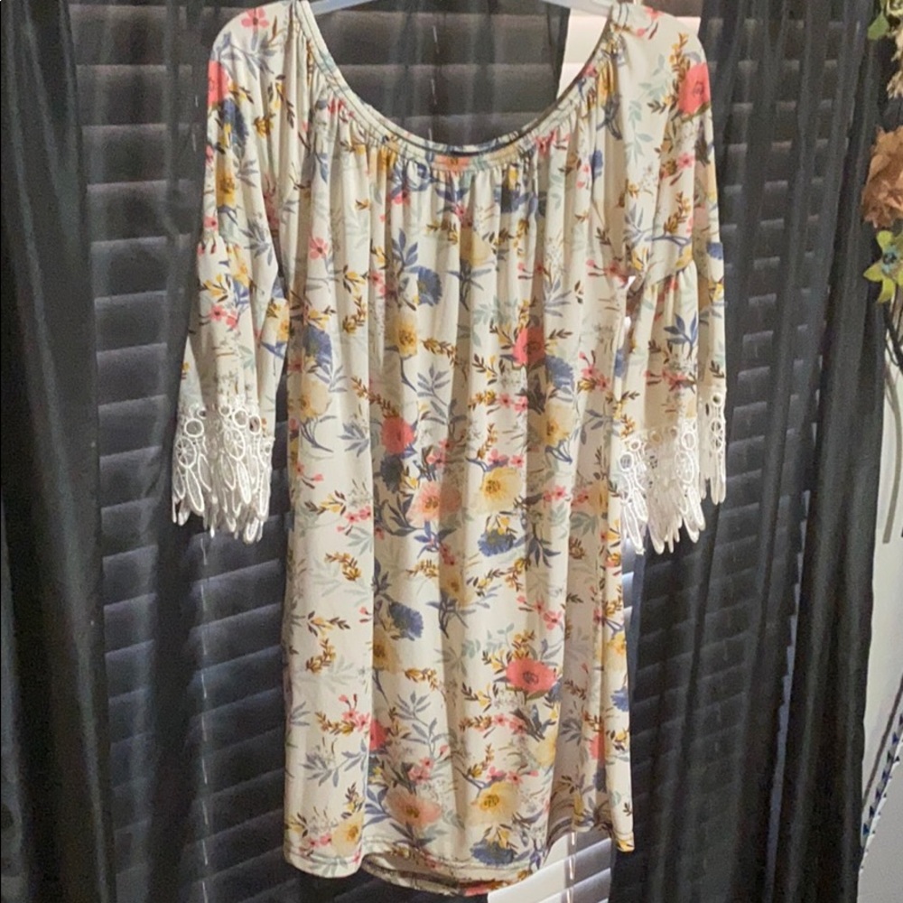 WinWin Floral Lace Tunic